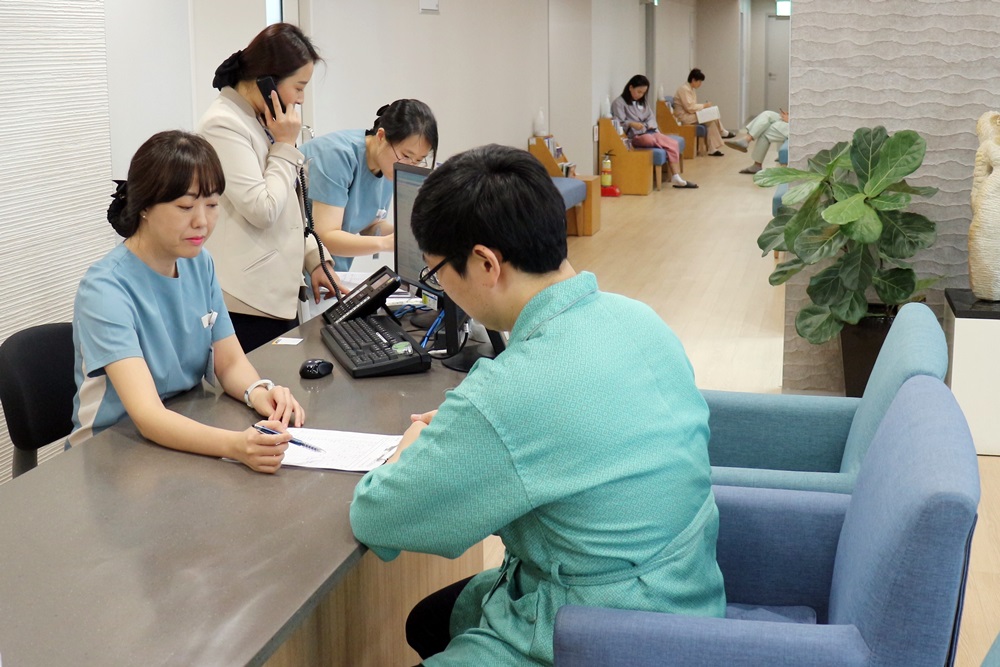 [사진] 한 고객이 건강검진 상담을 받고 있다.JPG